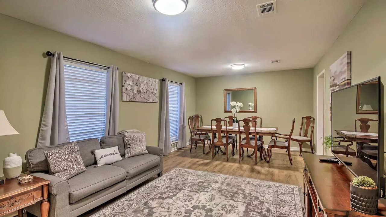 Photo of Livingroom in Tougaloo