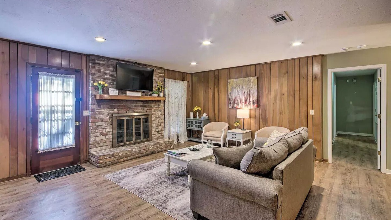 Photo of Livingroom in Tougaloo