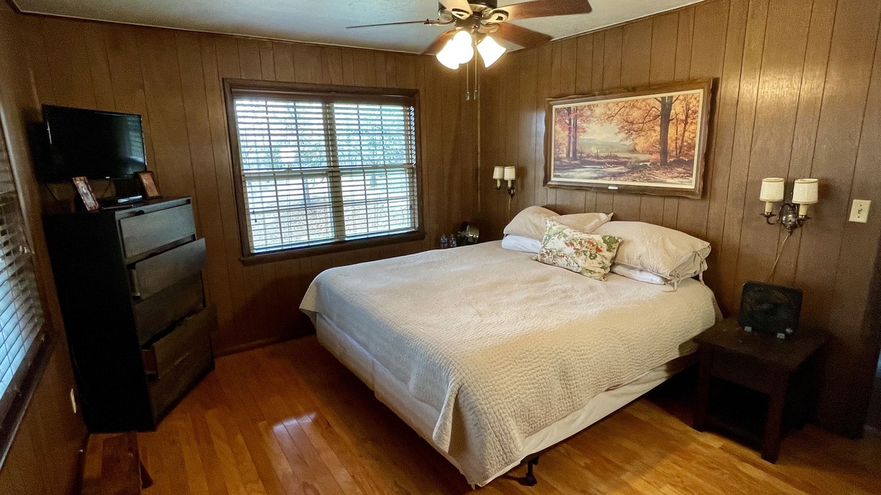 Photo of Bedroom in Sulphur