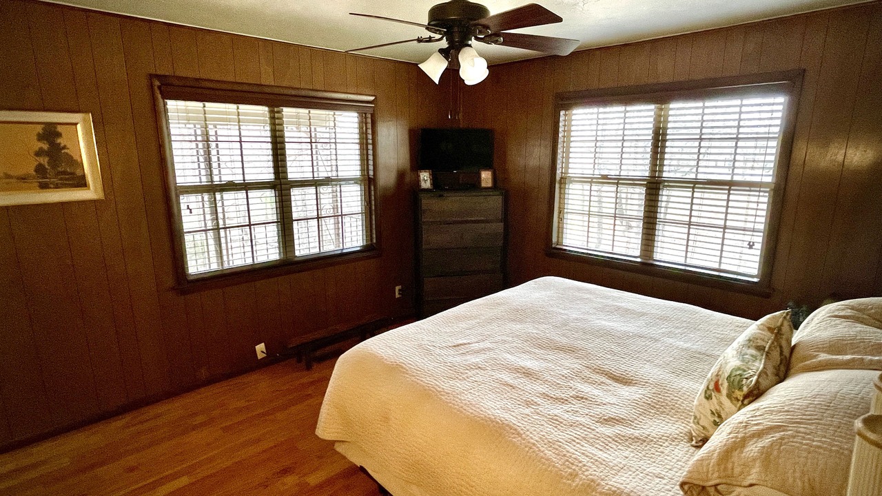 Photo of Bedroom in Sulphur