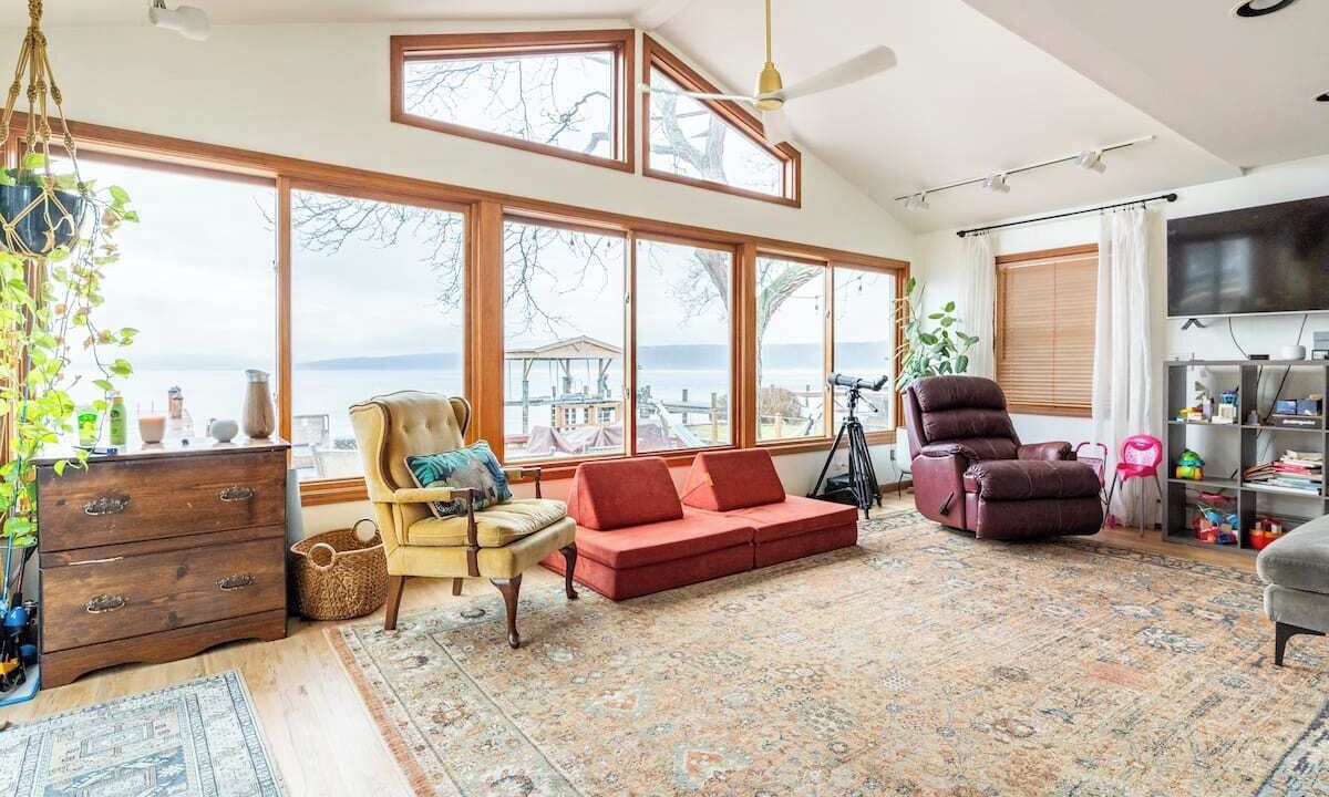 Photo of Livingroom in Lansing
