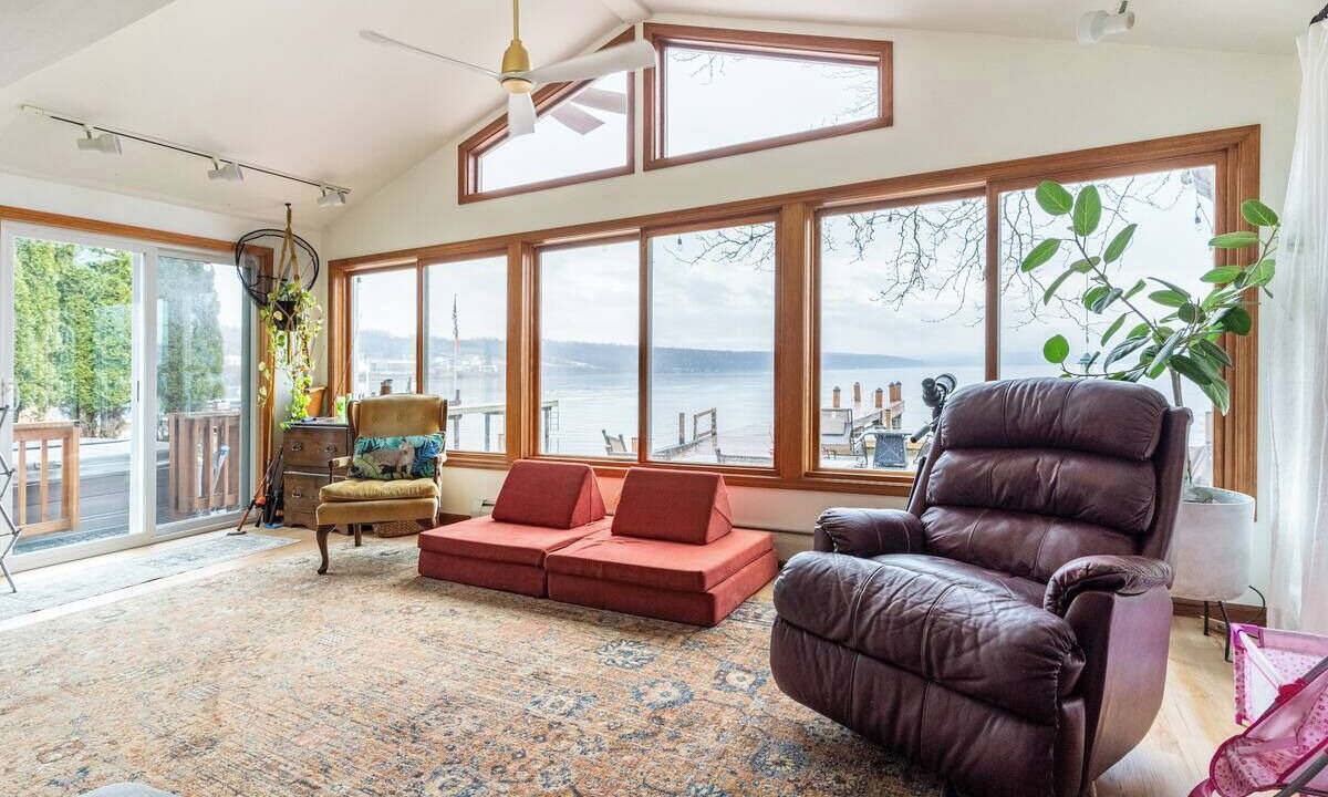 Photo of Livingroom in Lansing