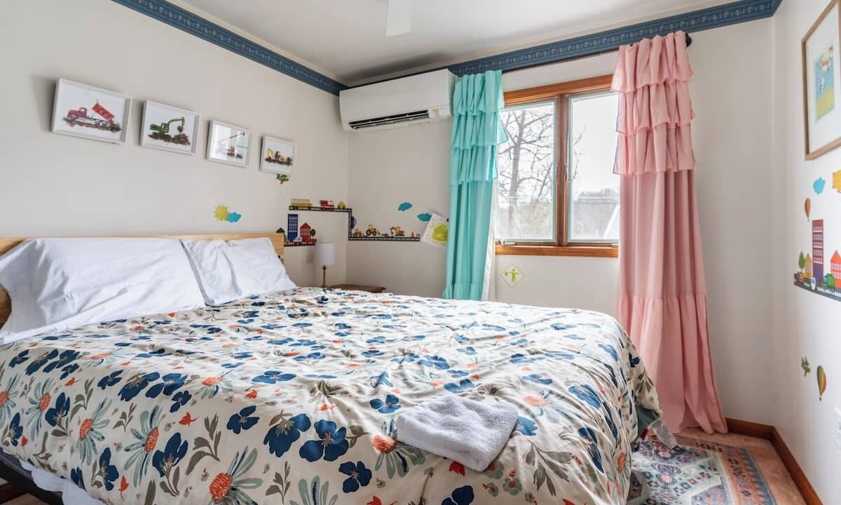 Photo of Bedroom in Lansing