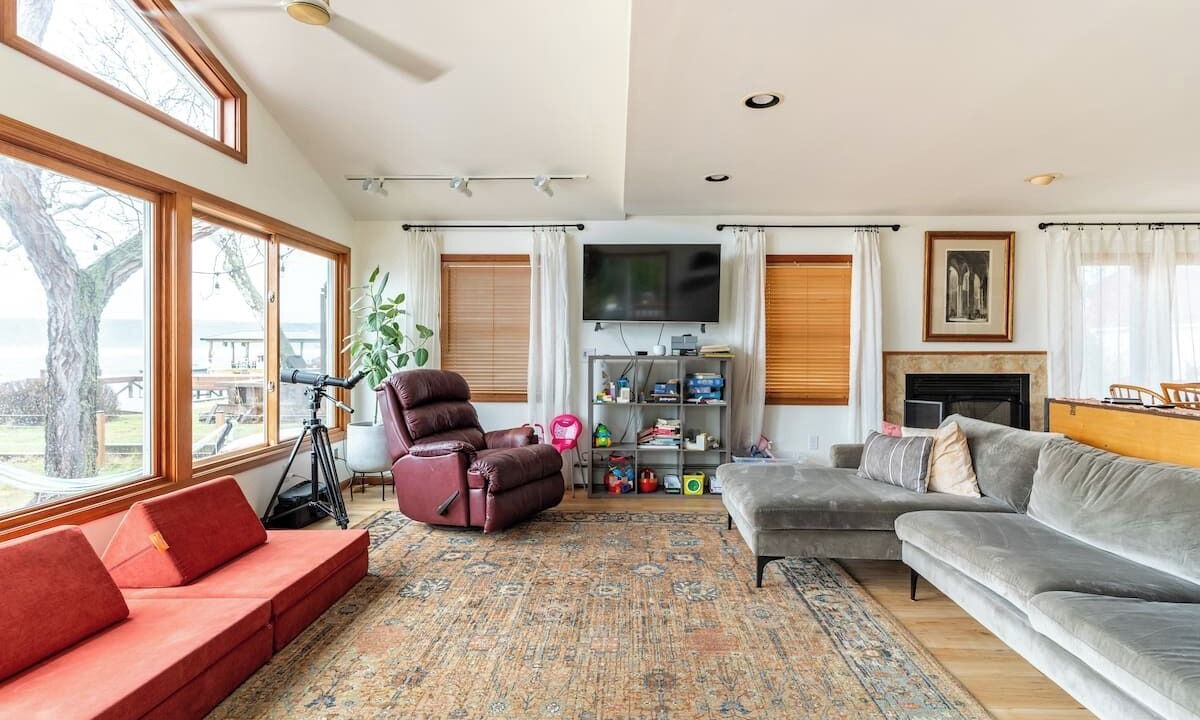 Photo of Livingroom in Lansing