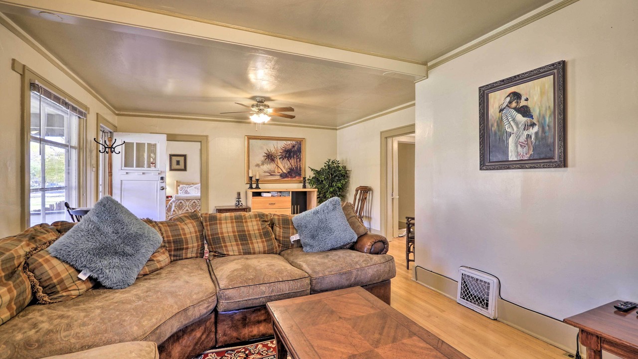 Photo of Livingroom in Central - Terry