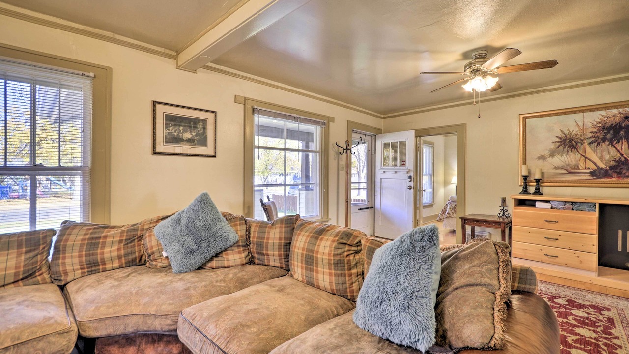 Photo of Livingroom in Central - Terry