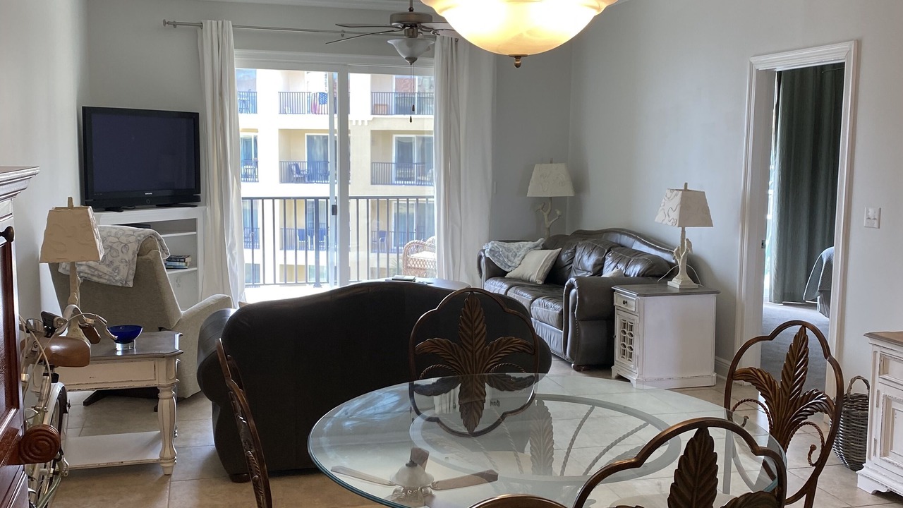 Photo of Livingroom in Henderson Point