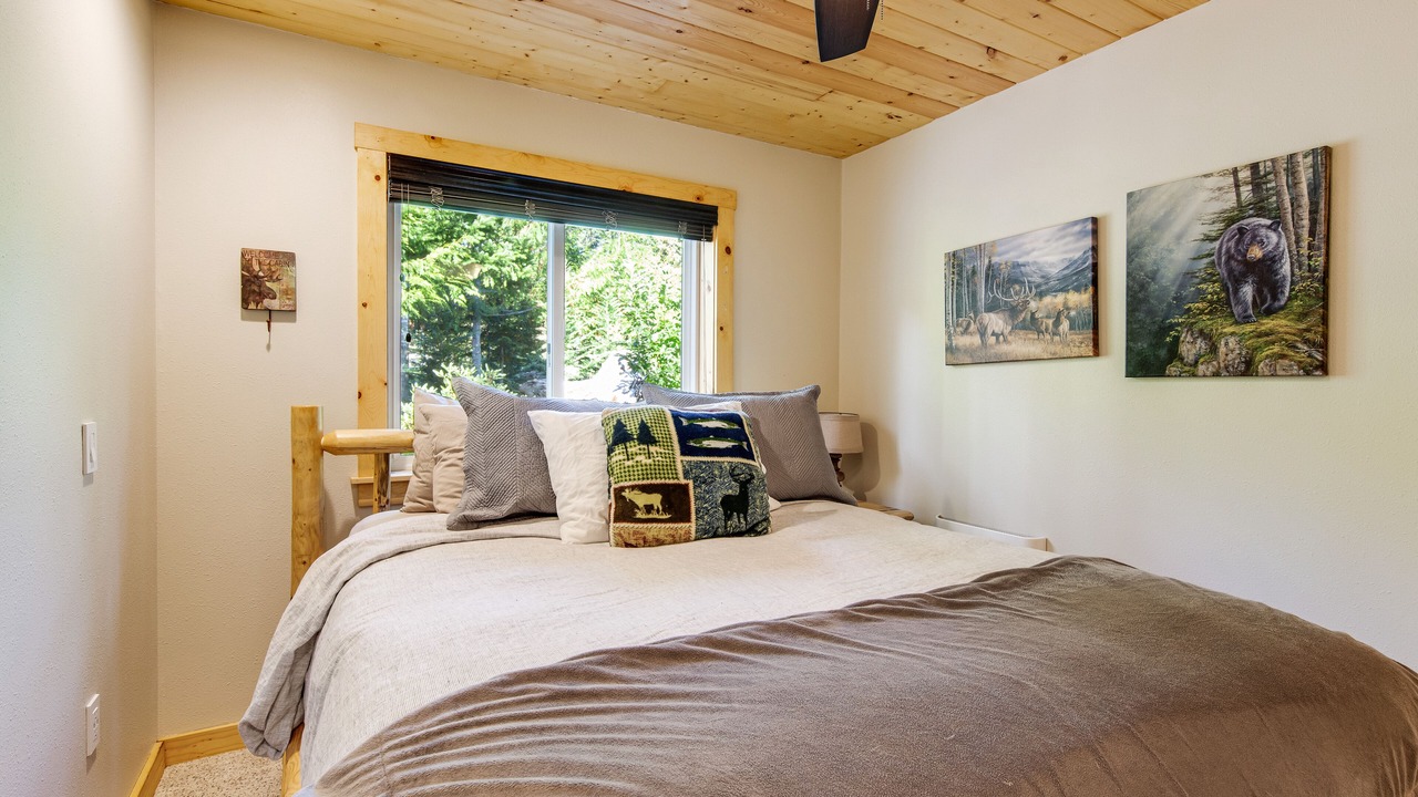 Photo of Bedroom in Lilliwaup