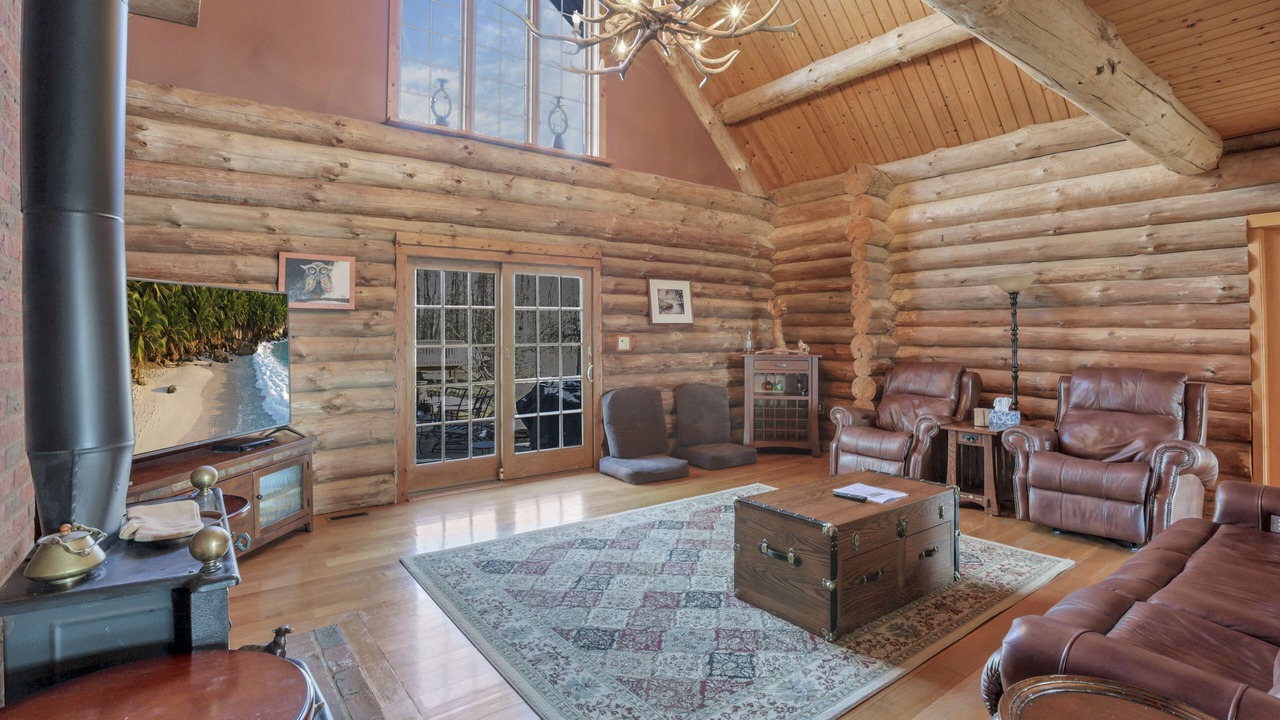 Photo of Livingroom in Summit Station