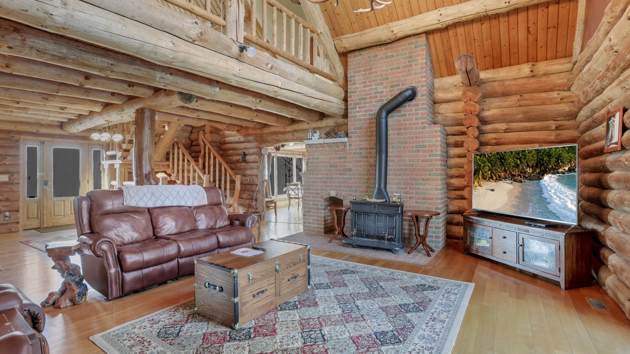 Photo of Livingroom in Summit Station