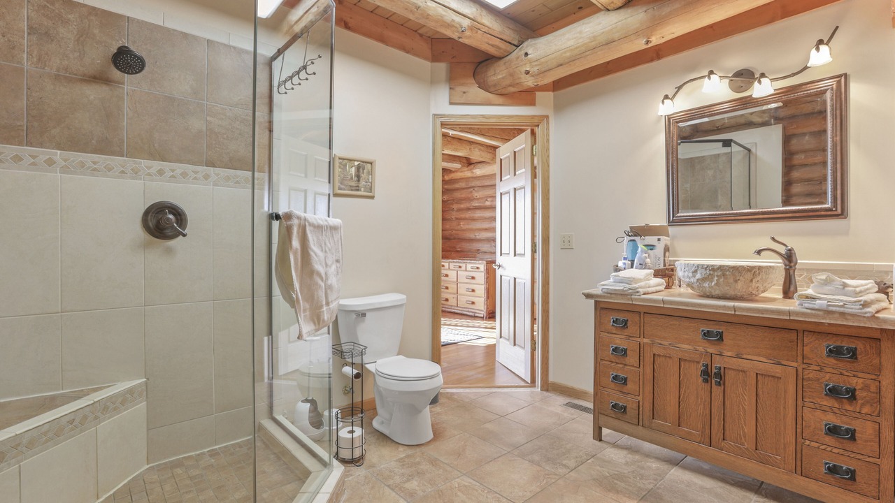 Photo of Bathroom in Summit Station