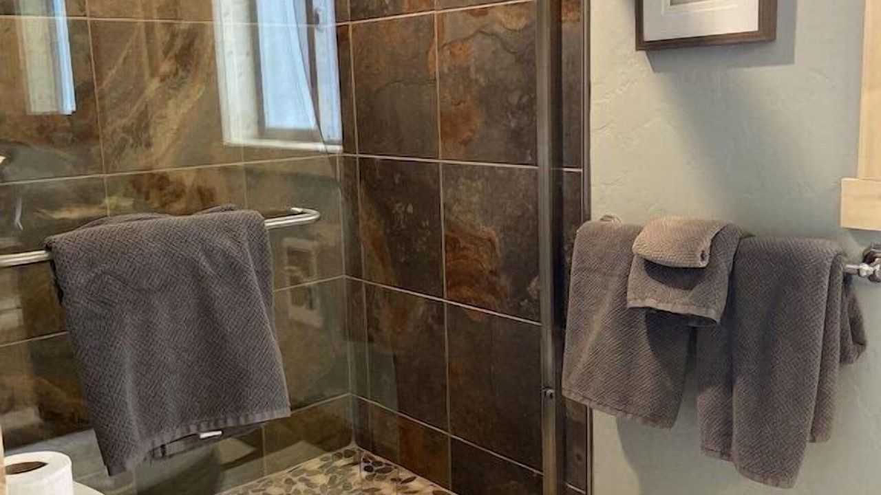 Photo of Bathroom in Island Park