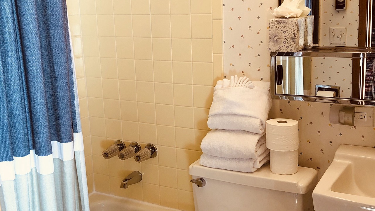 Photo of Bathroom in Four O'Clock