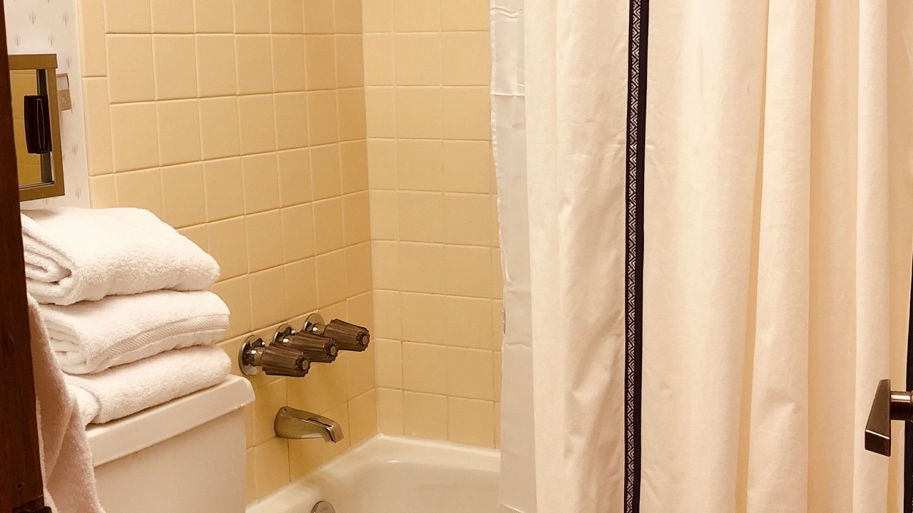 Photo of Bathroom in Four O'Clock