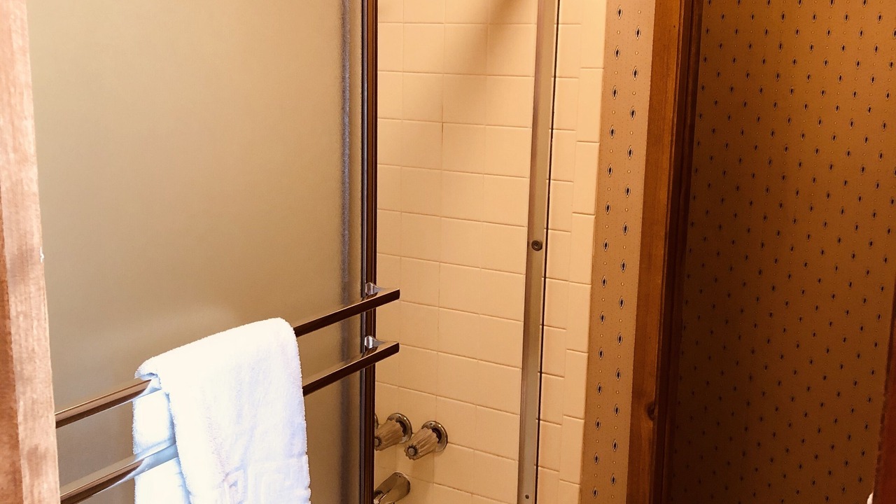 Photo of Bathroom in Four O'Clock