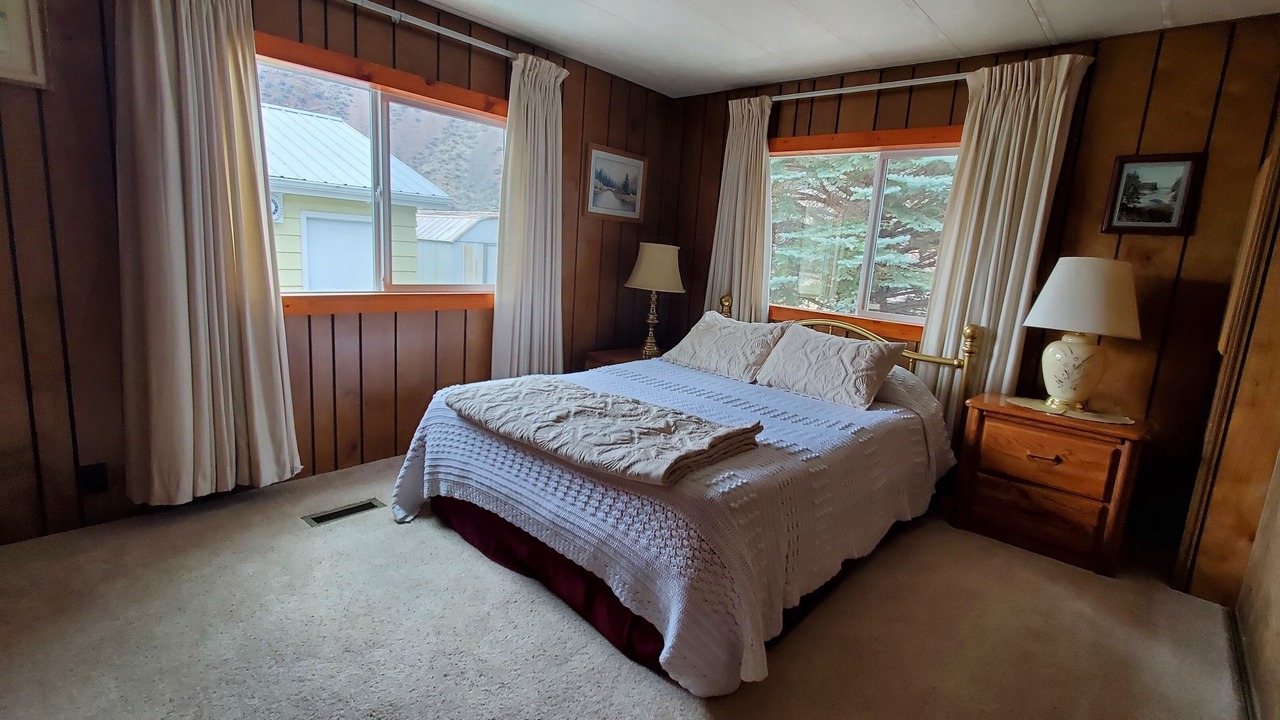Photo of Bedroom in Salmon
