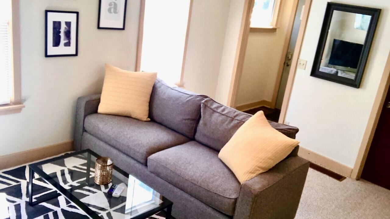 Photo of Livingroom in Detroit - Shoreway