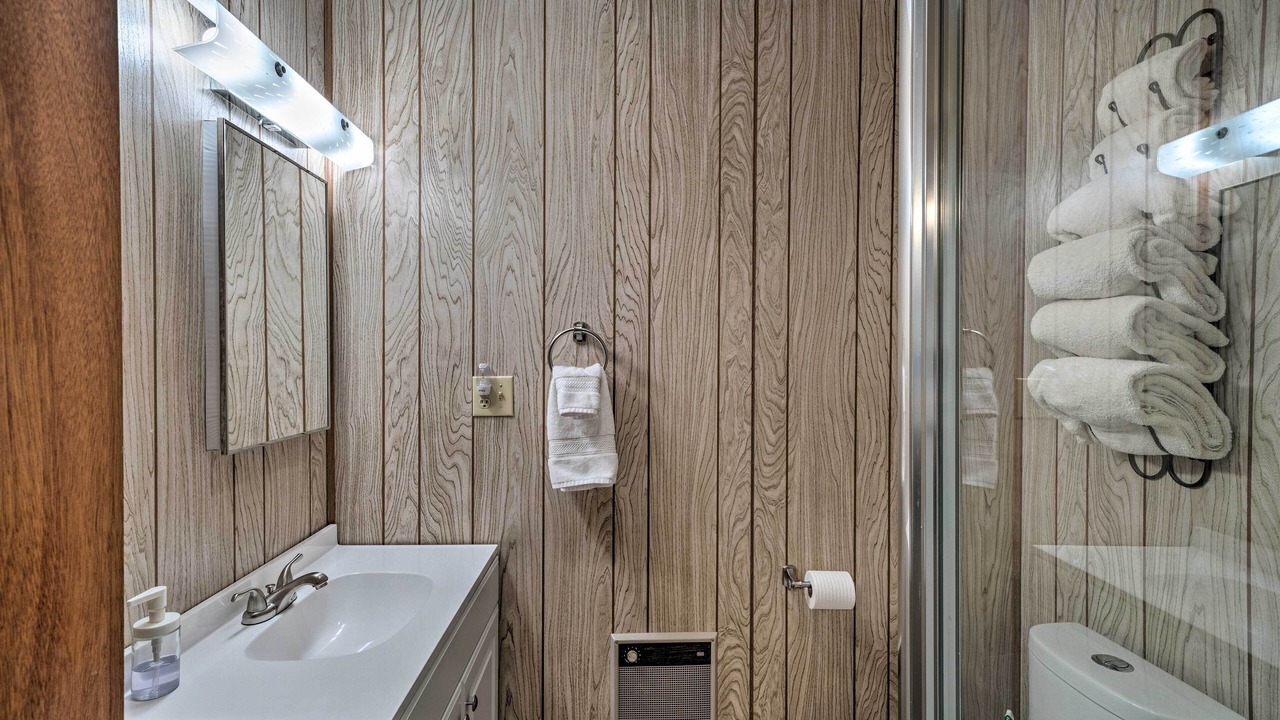 Photo of Bathroom in Island Park
