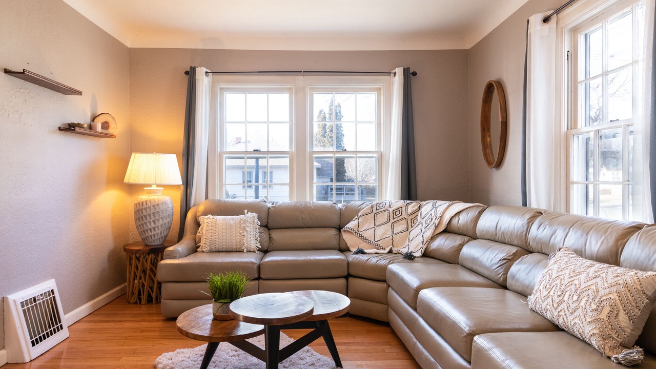 Photo of Livingroom in Central - Terry