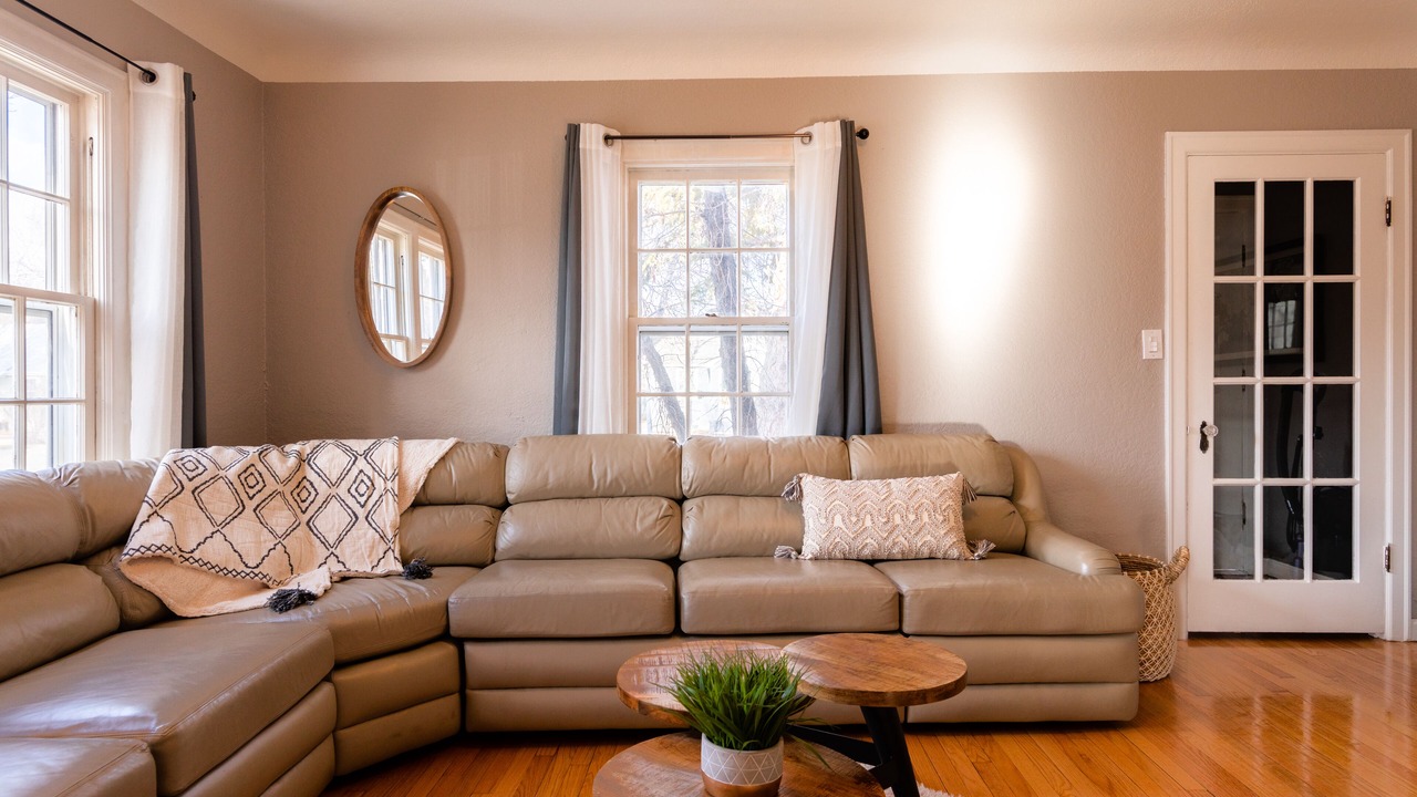 Photo of Livingroom in Central - Terry