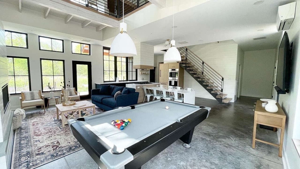 Photo of Livingroom in State College
