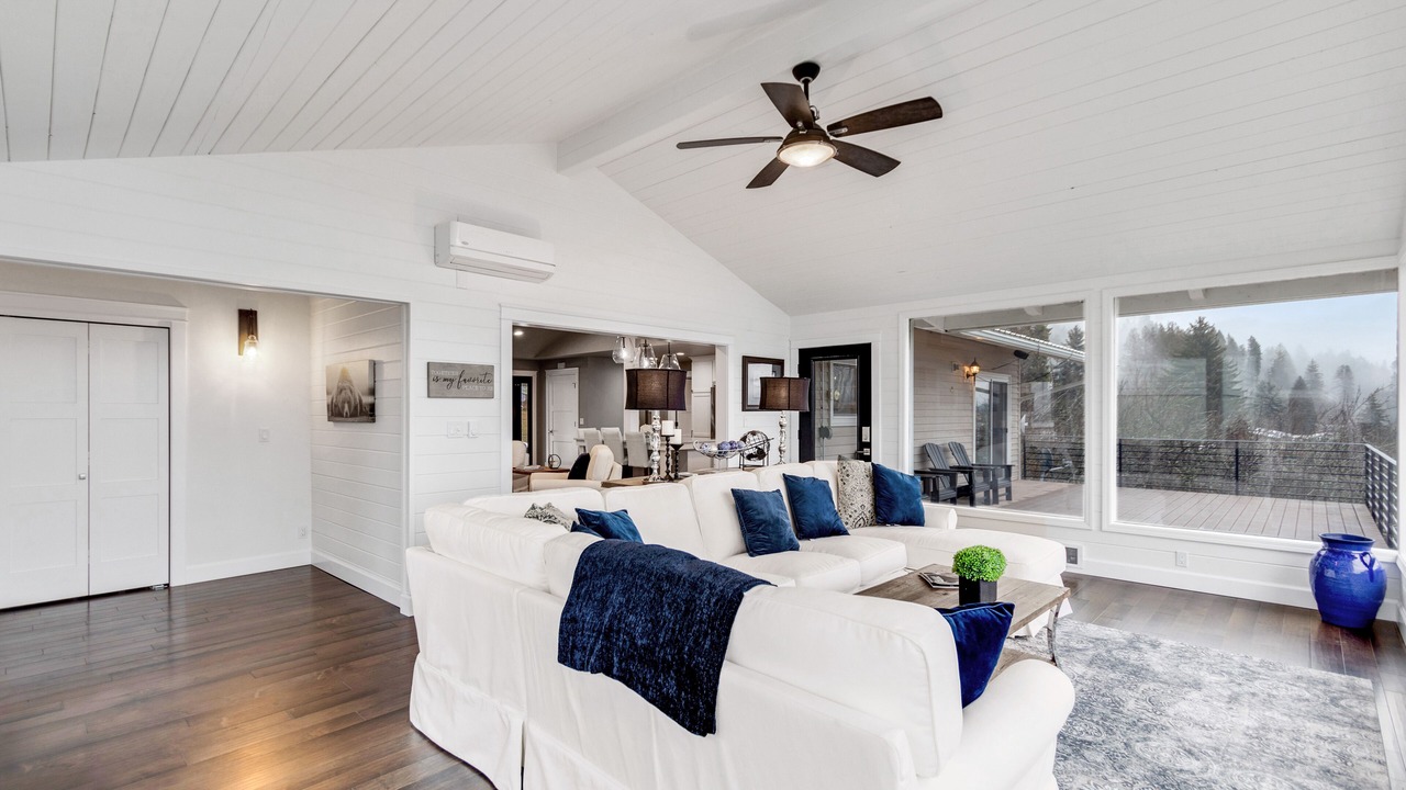 Photo of Livingroom in East Hope