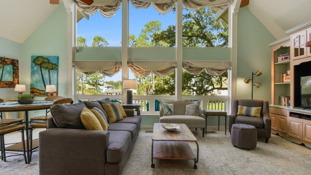 Photo of Livingroom in Henderson Point