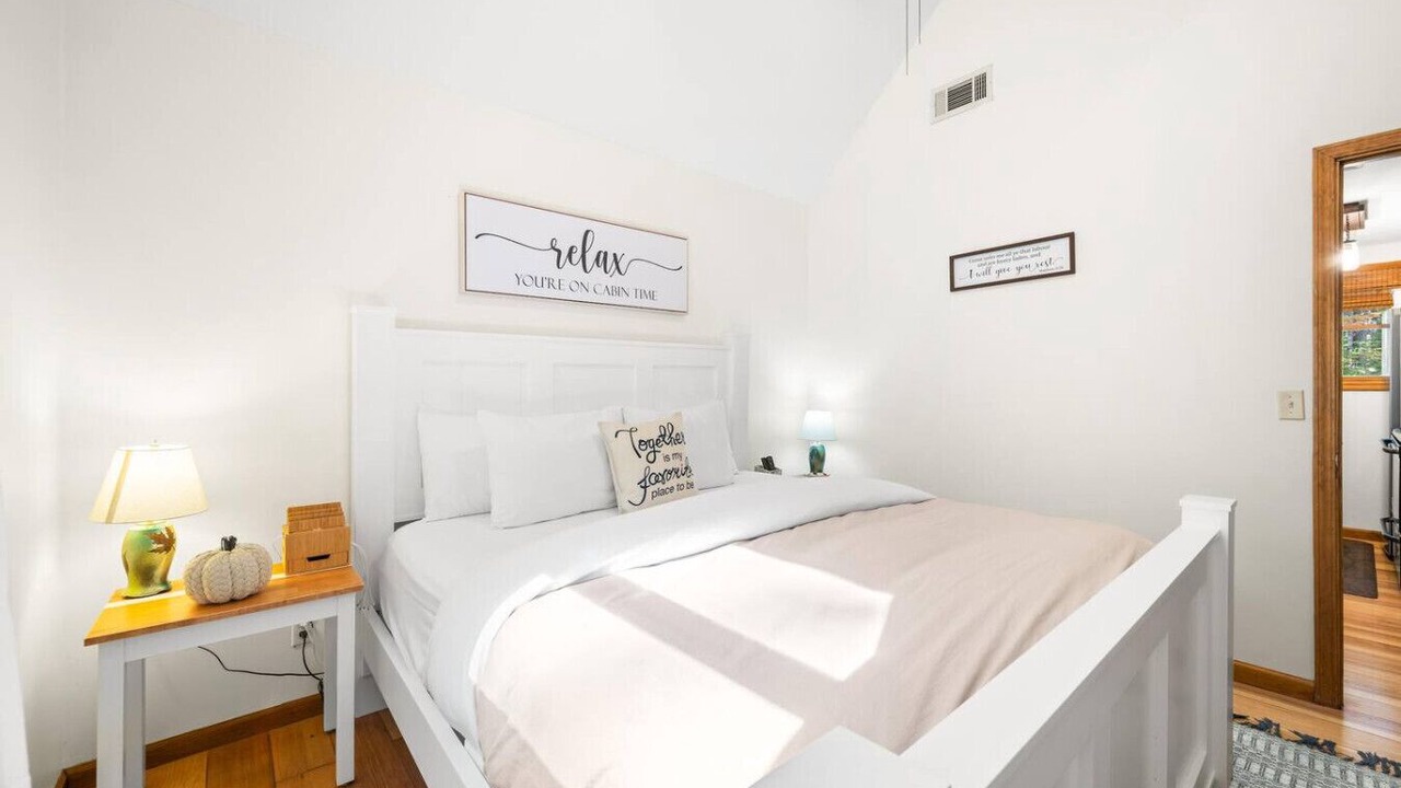 Photo of Bedroom in Helmsburg