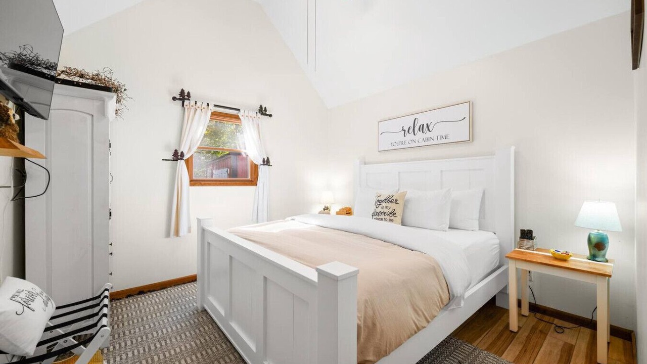 Photo of Bedroom in Helmsburg