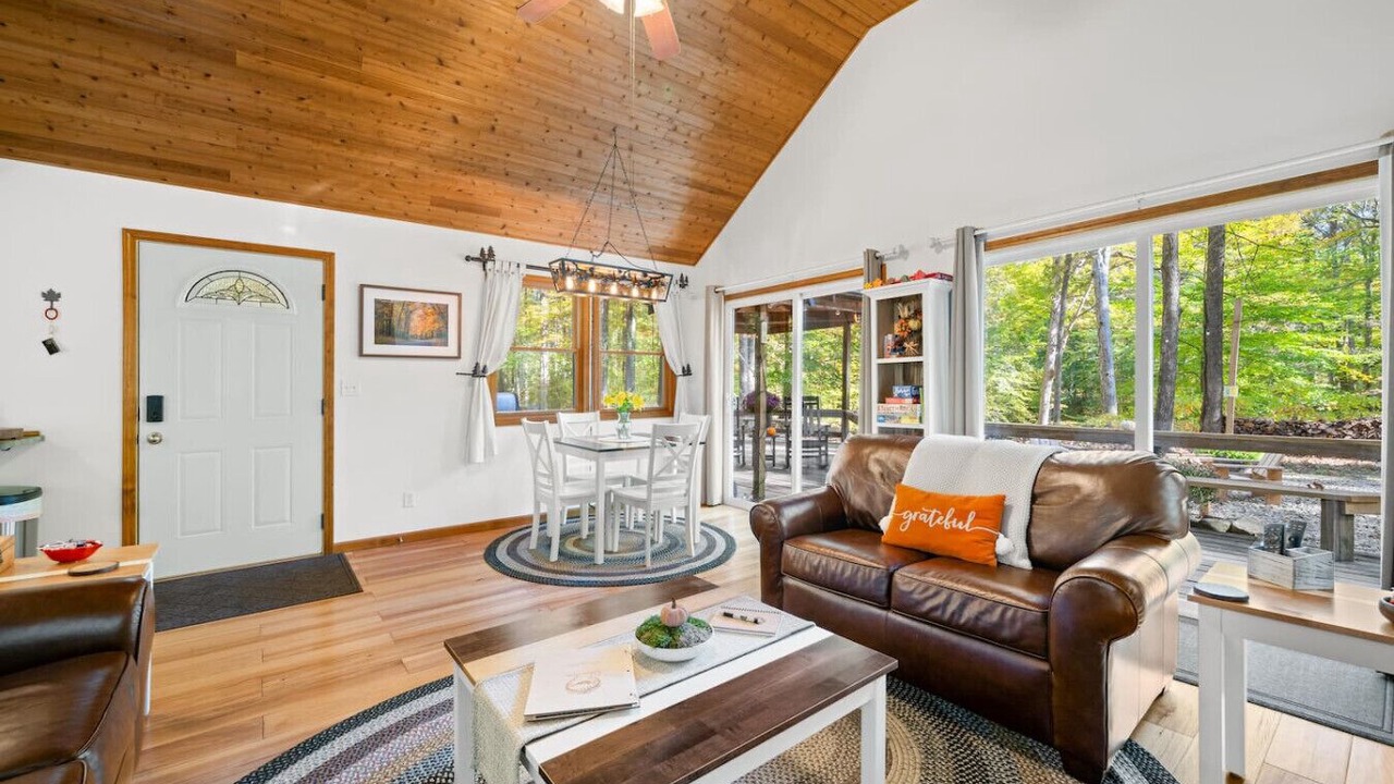 Photo of Livingroom in Helmsburg