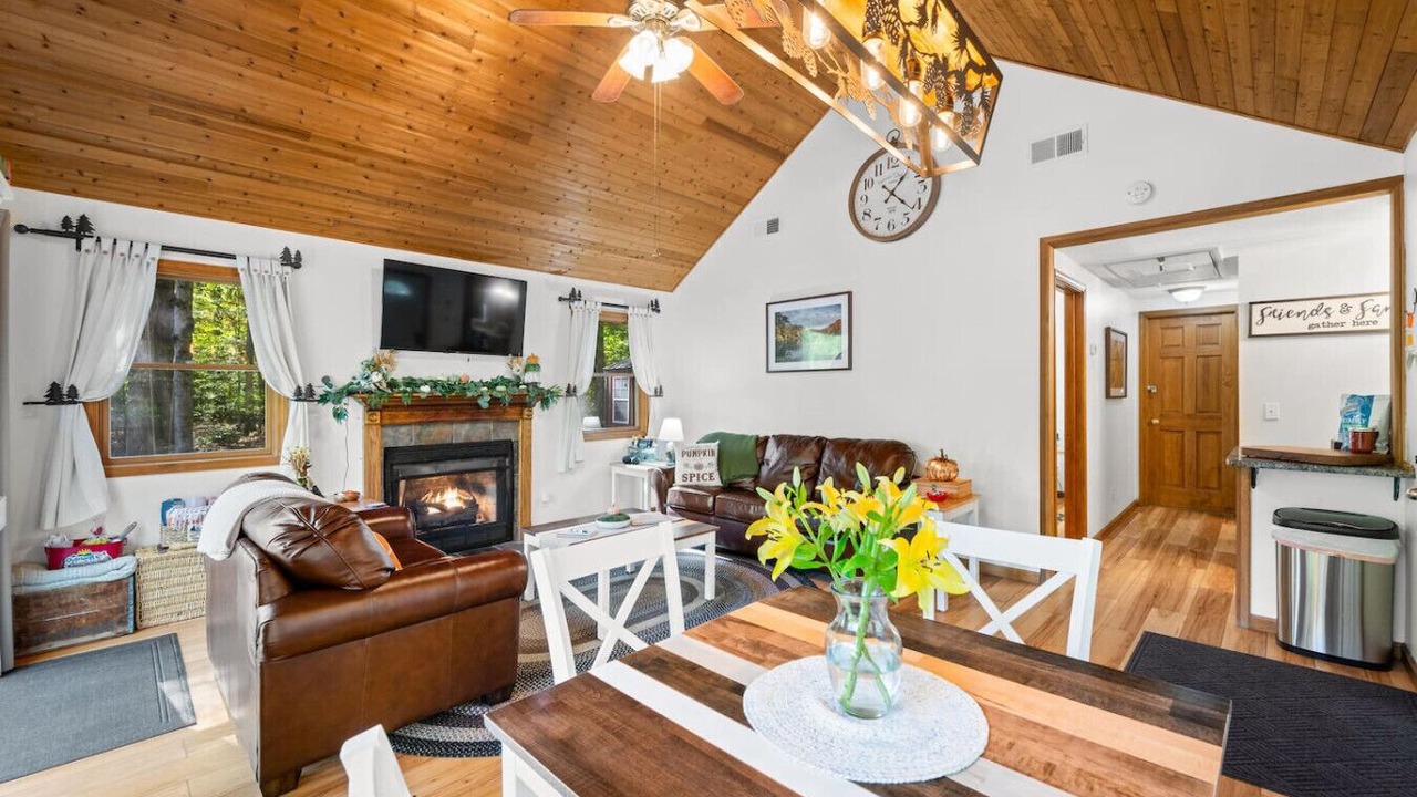 Photo of Livingroom in Helmsburg