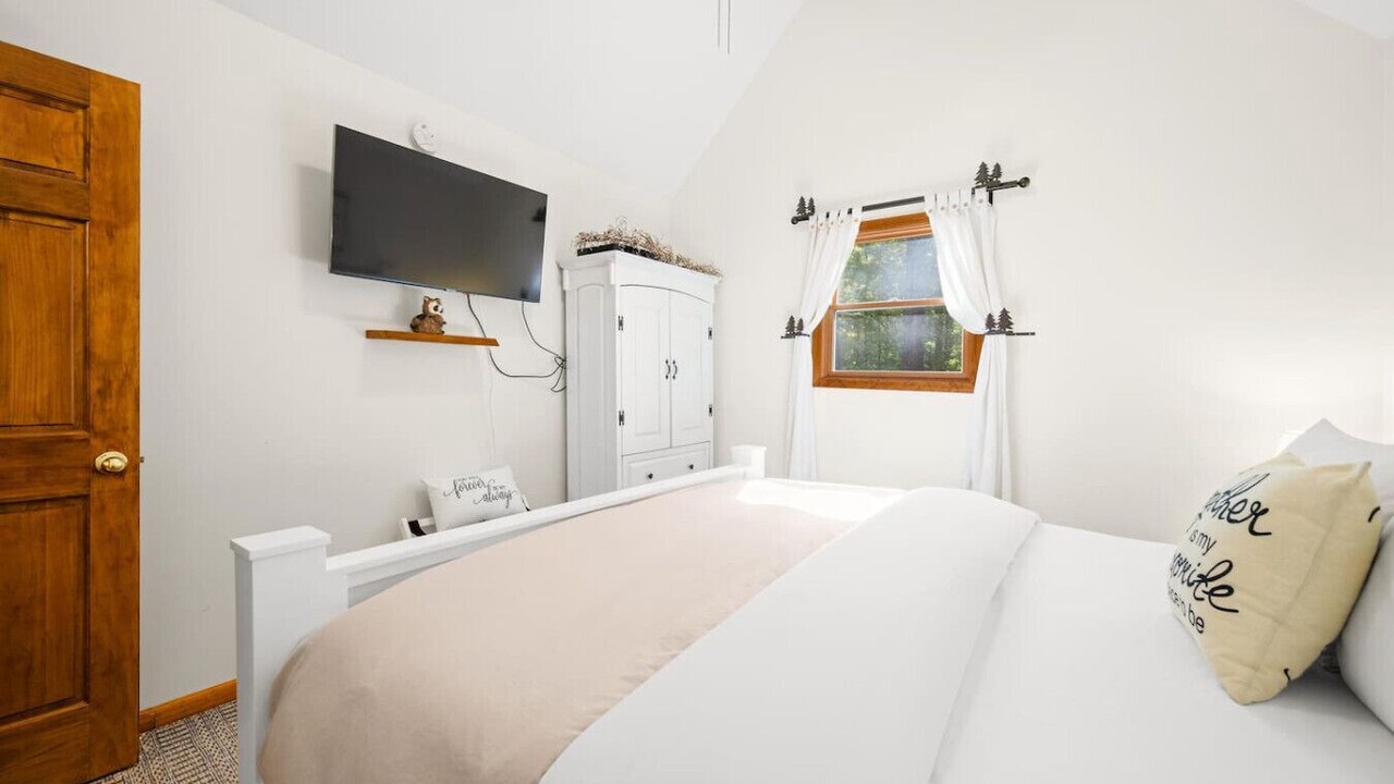 Photo of Bedroom in Helmsburg