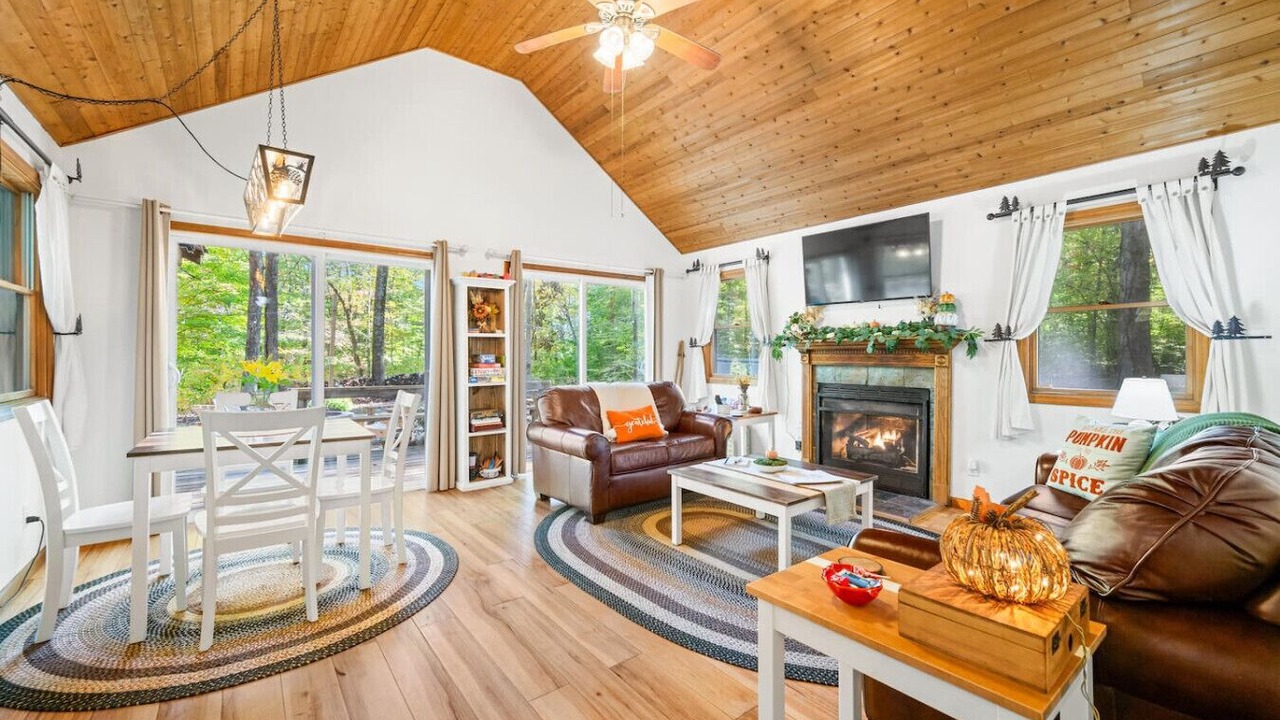 Photo of Livingroom in Helmsburg