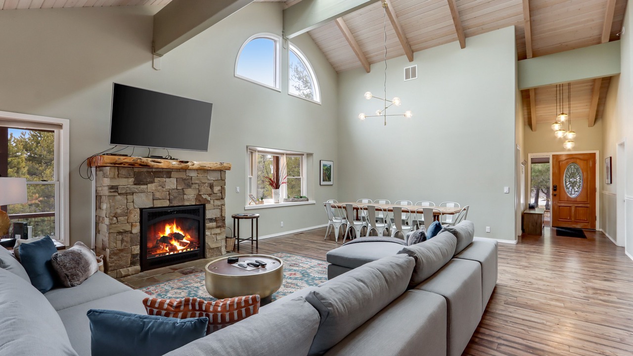 Photo of Livingroom in Oregon Water Wonderland