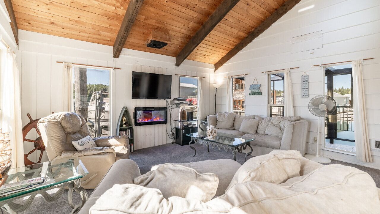 Photo of Livingroom in Bayview