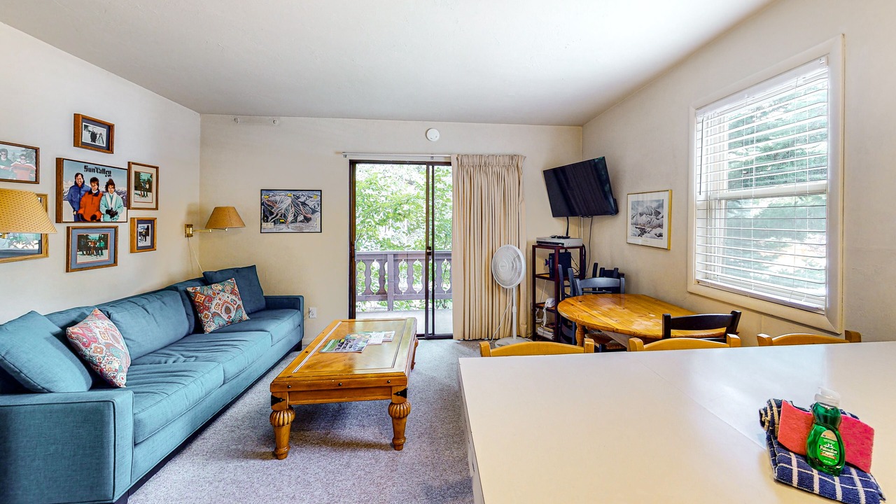 Photo of Livingroom in Warm Springs