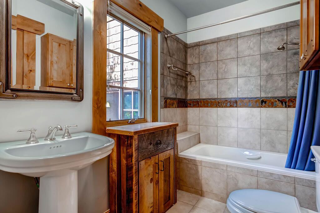 Photo of Bathroom in Peak 8