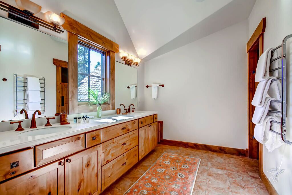 Photo of Bathroom in Peak 8
