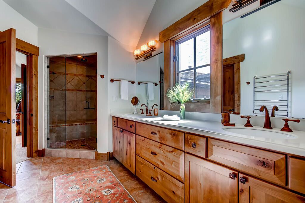 Photo of Bathroom in Peak 8