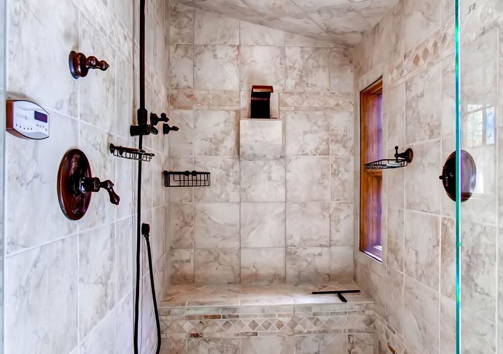 Photo of Bathroom in Peak 8