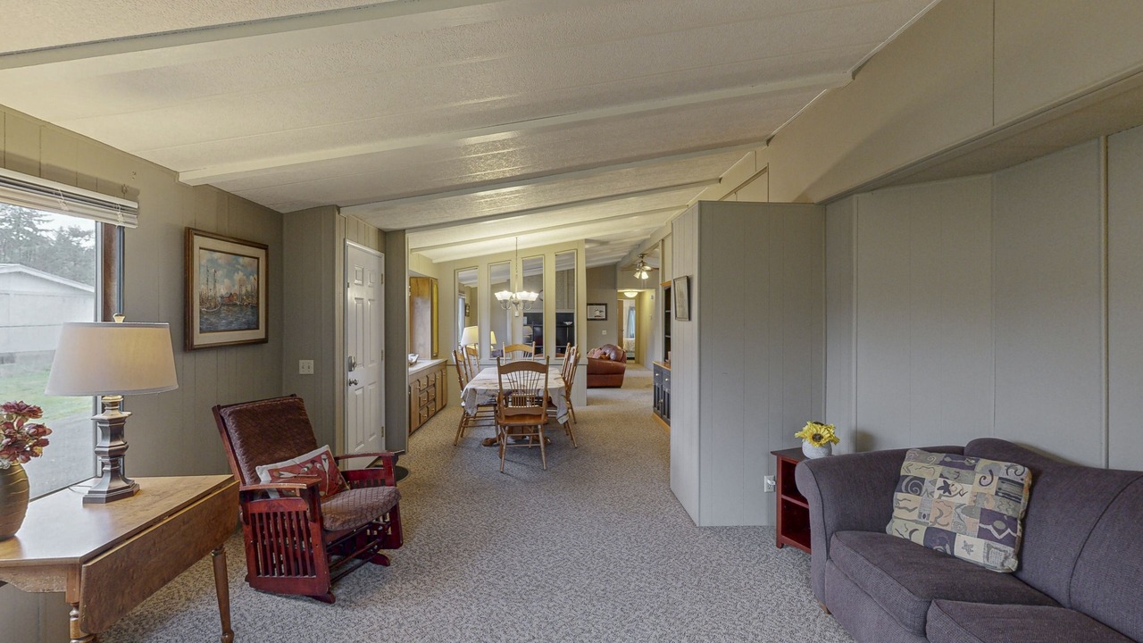 Photo of Livingroom in Coos Bay
