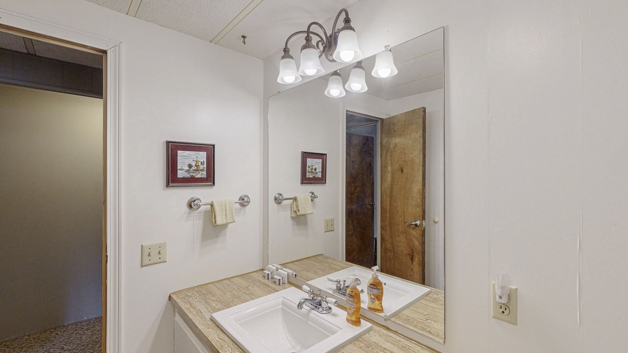 Photo of Bathroom in Coos Bay