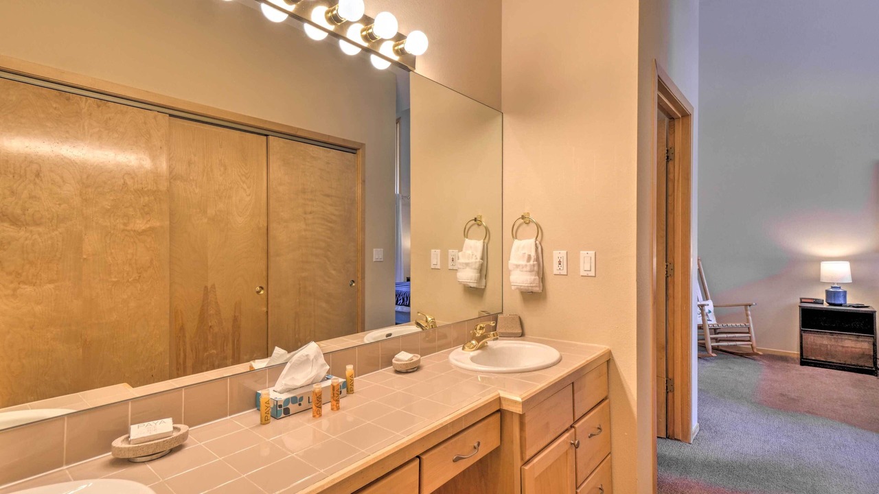 Photo of Bathroom in Four O'Clock