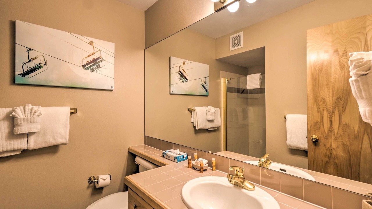 Photo of Bathroom in Four O'Clock