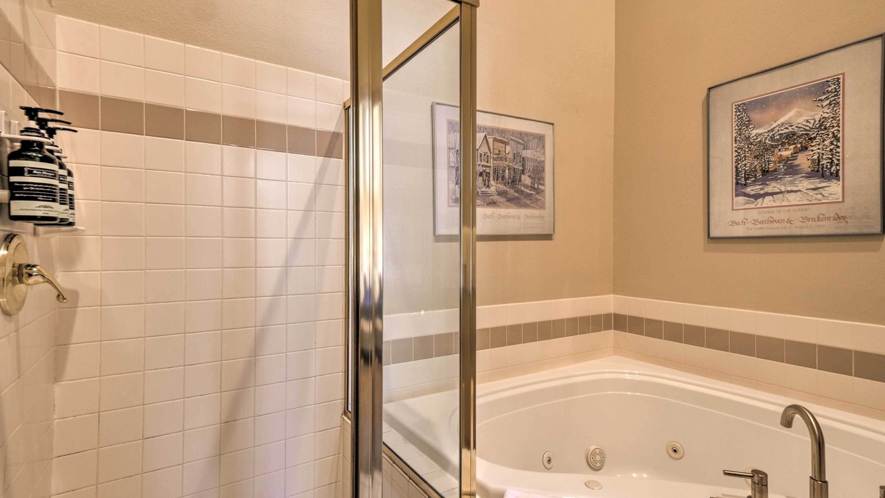 Photo of Bathroom in Four O'Clock