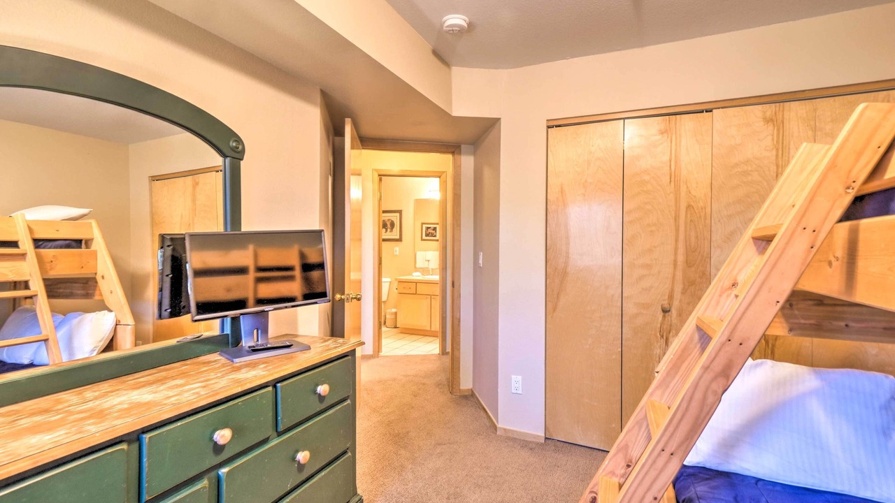Photo of Bedroom in Four O'Clock
