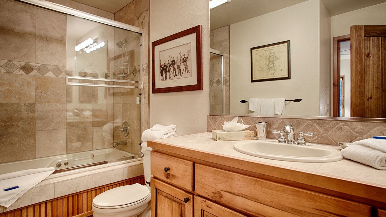 Photo of Bathroom in Four O'Clock