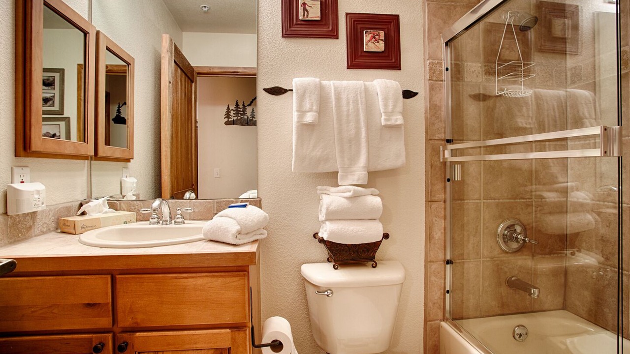 Photo of Bathroom in Four O'Clock