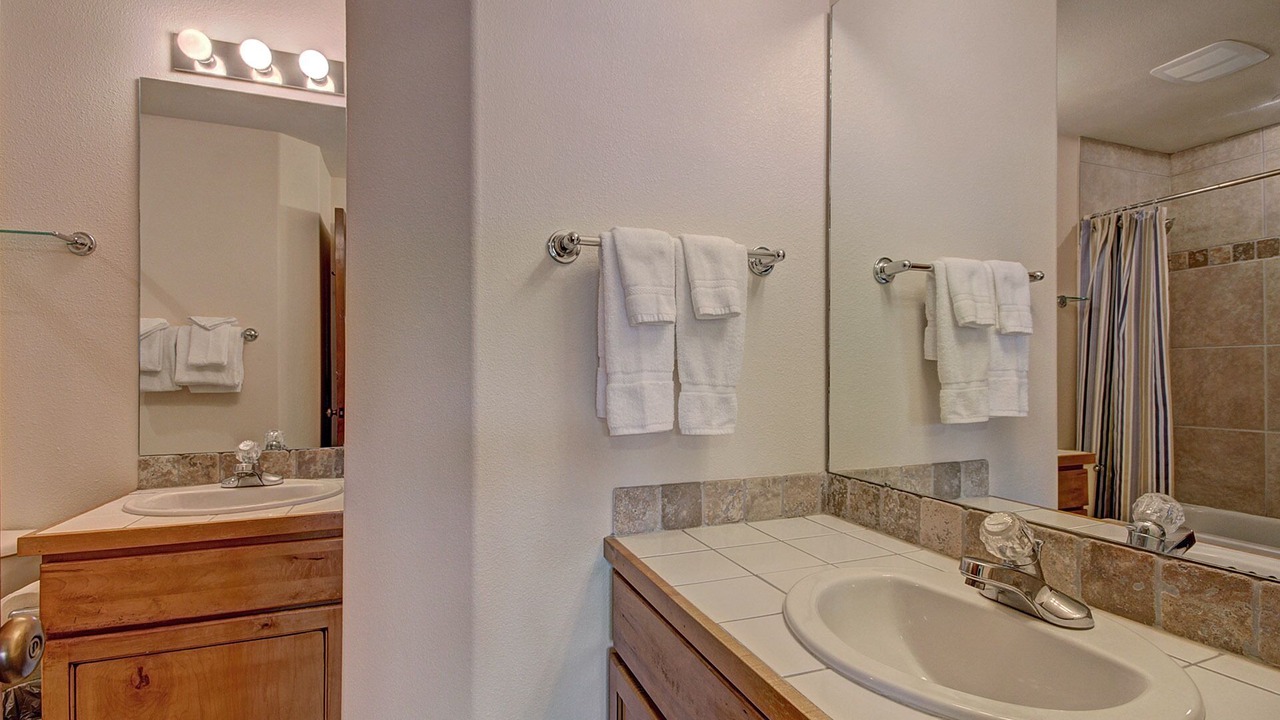 Photo of Bathroom in Four O'Clock