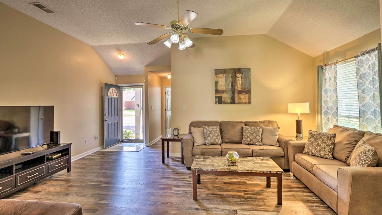 Photo of Livingroom in Lakes of Forest Hill